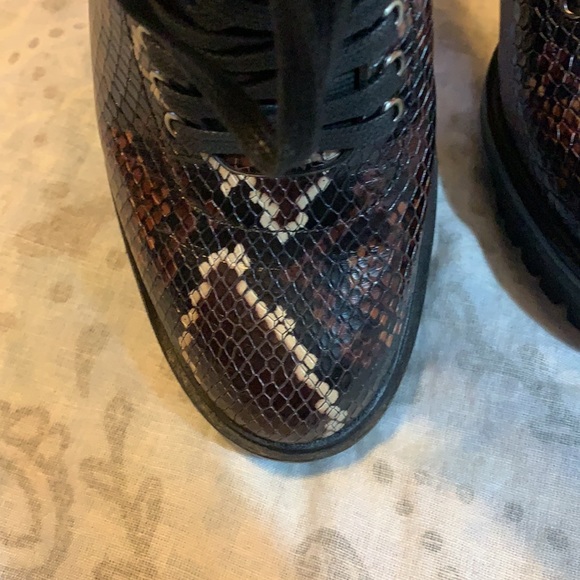 Vince Camuto Ermania Combat Block Heel Platform Boots Brown Snake Lace Up Sz 9 - Picture 5 of 11